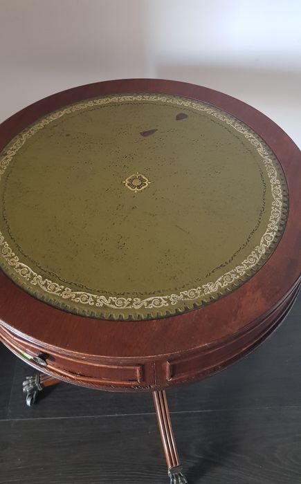 Măsuță veche pentru cafea