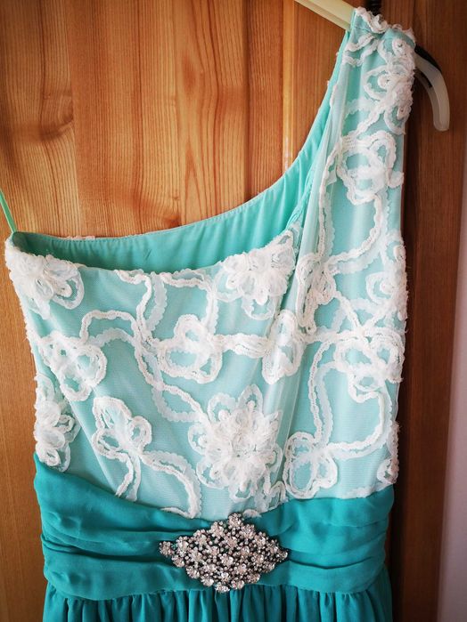 Vând rochii elegante