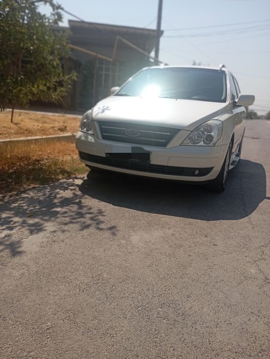 Продаёт Kia Carnival 2006
