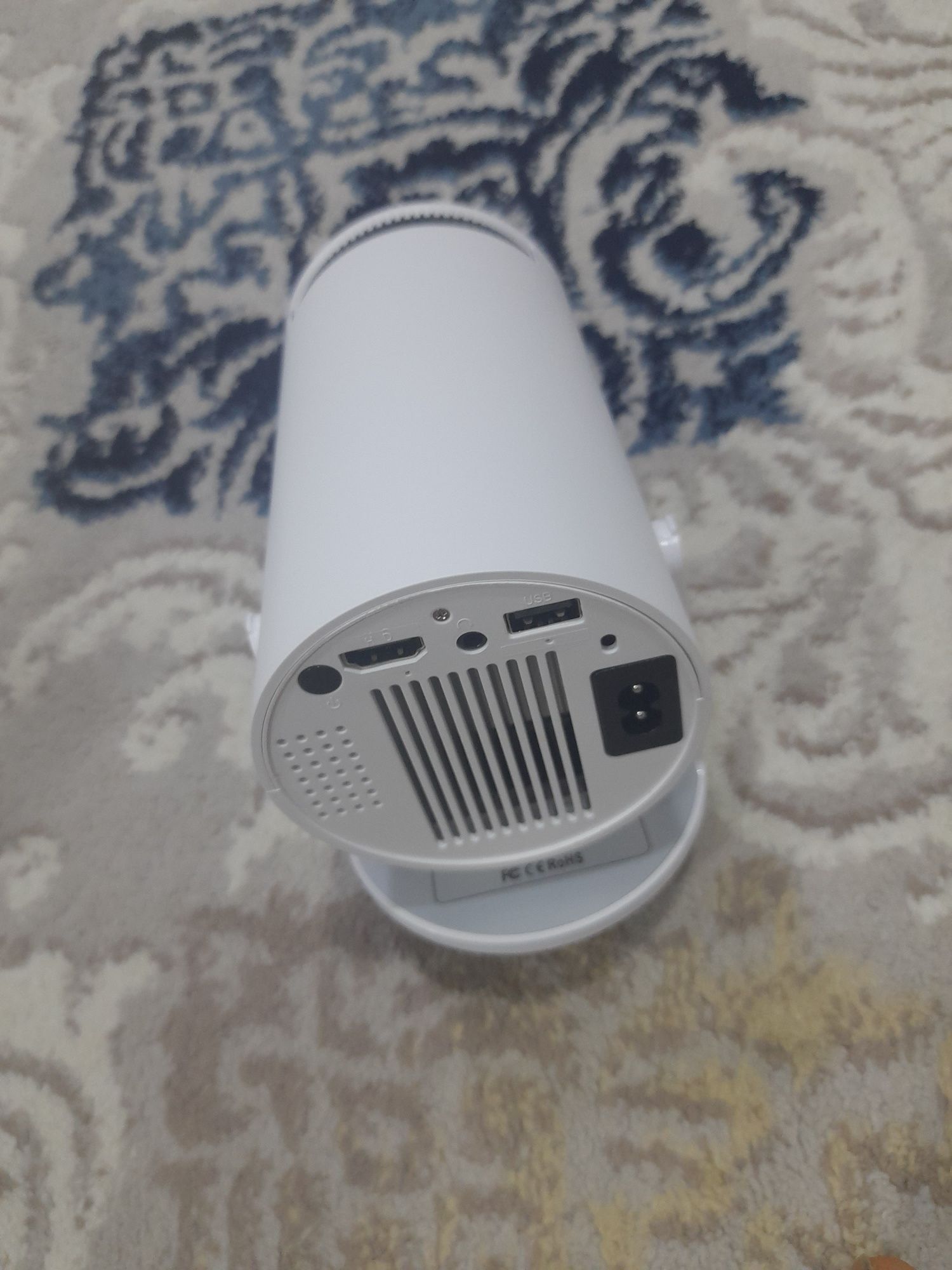 Projector sotiladi H300