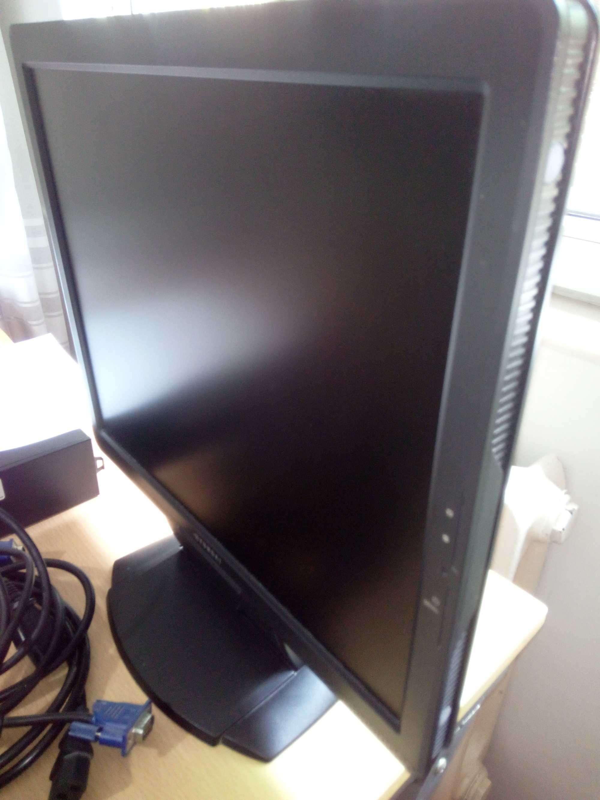 Настолен компютър DELL Optiplex 790 с монитор Hyundai