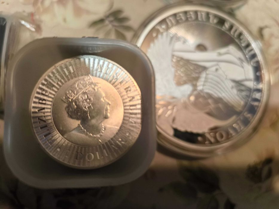 Сребърни монети 1 кг и по 1 унция