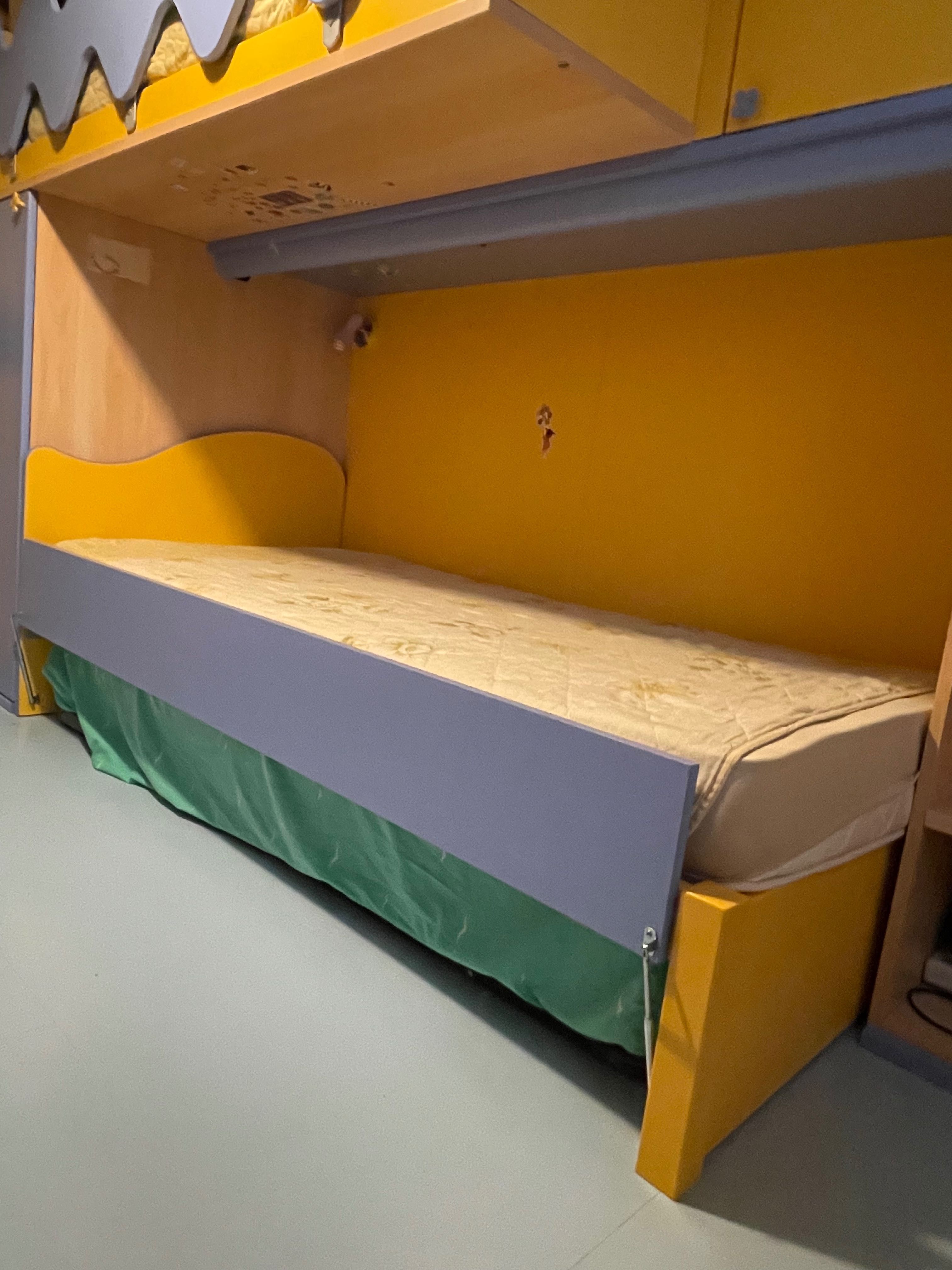 Мебели за детска стая - 2 легла+1, 3 матрака