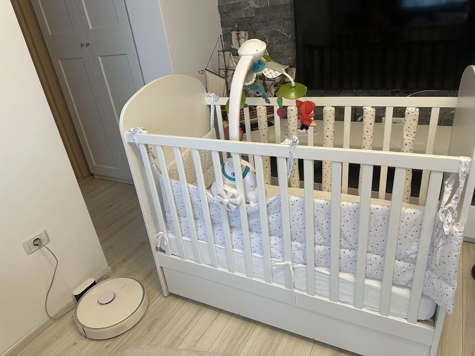 Pătuț bebe Ikea ,complet echipat, carusel și lenjerie – ca nou