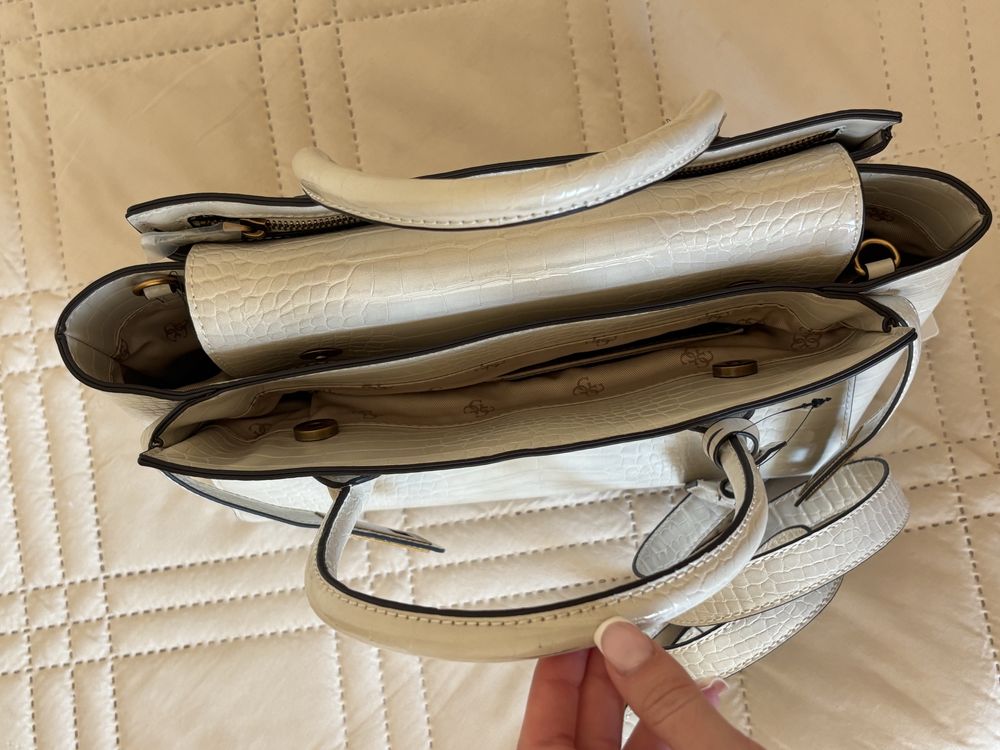 Оригинална чанта Guess