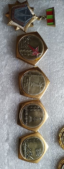 Продажа значков наборами.