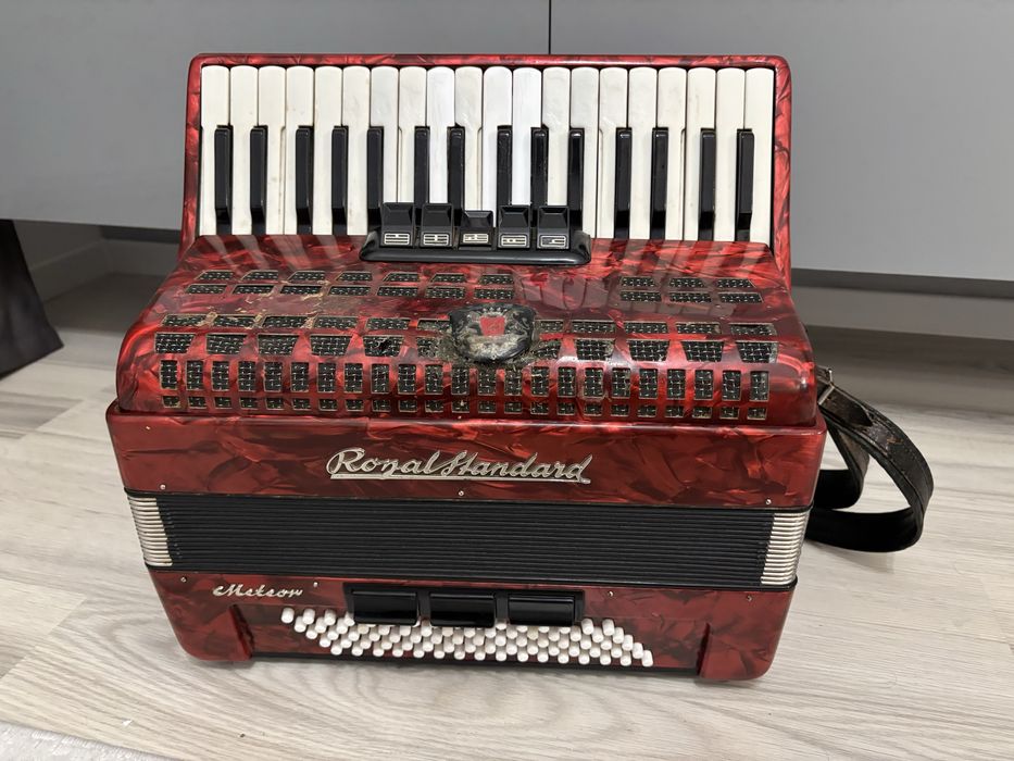 Acordeon Roayal Standard/ weltmeister Meteor 80 de basi