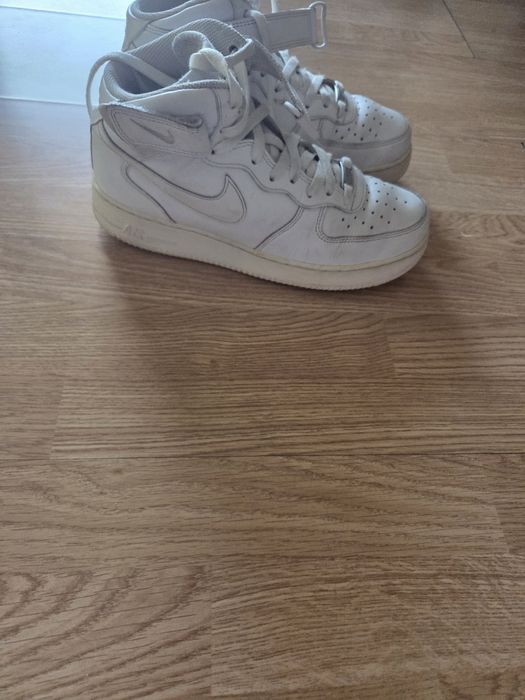 Pantofi nike marimea 42.5 talpa este un pic galben