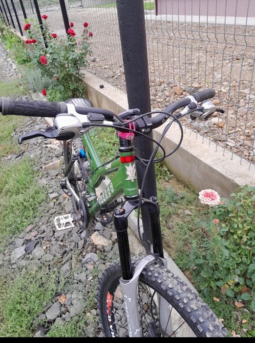 Vând bicicleta full sunpension