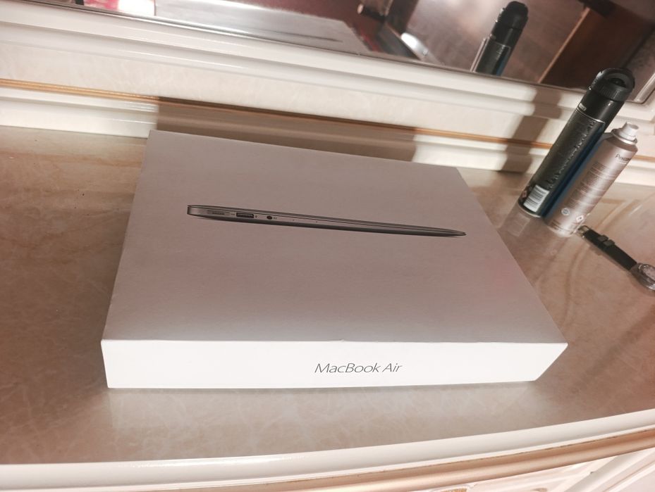 Noutbuk Macbook sotiladi