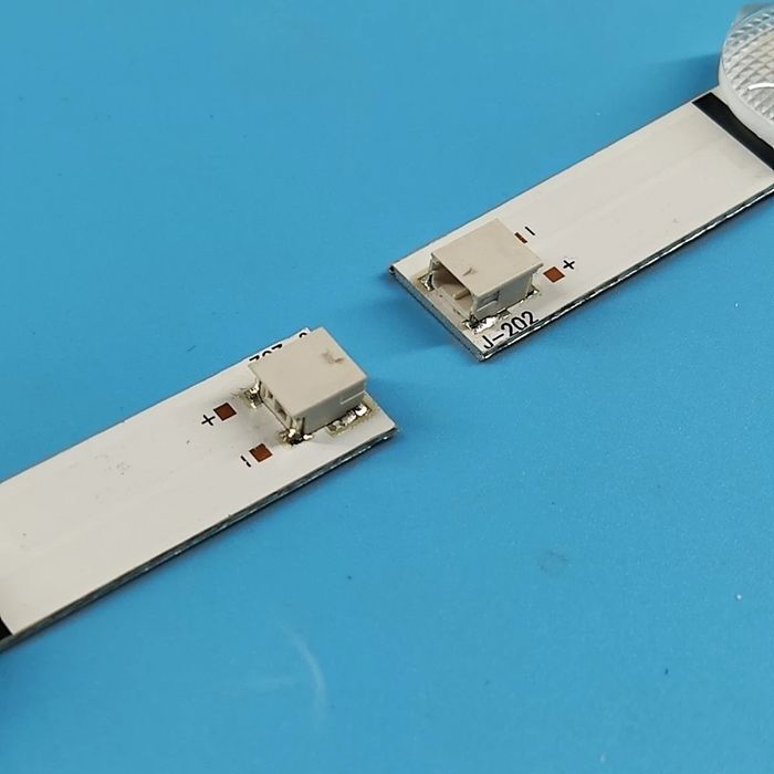 Set 3 barete Samsung LED backlight UE40J5200AW sau 
UE40J5200 , NOU