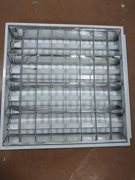 продам потолочные светильники 60×60