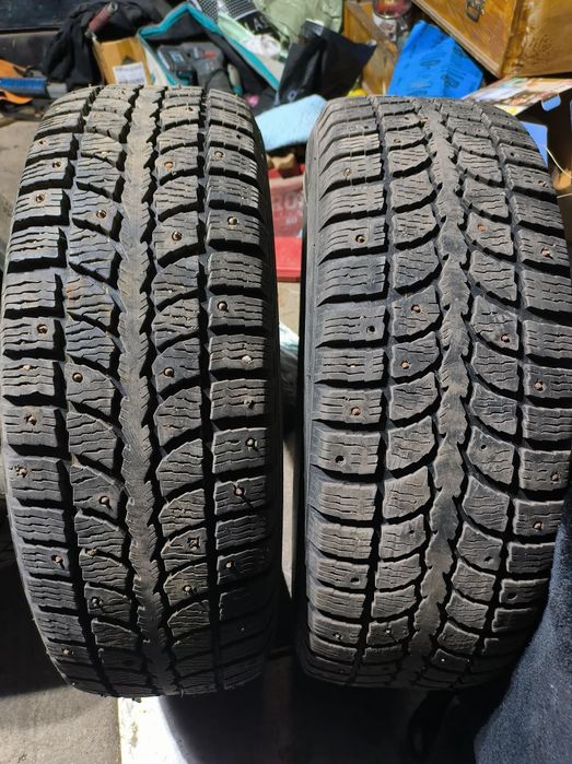 Продам 2 баллона шипы r15 резина зимняя