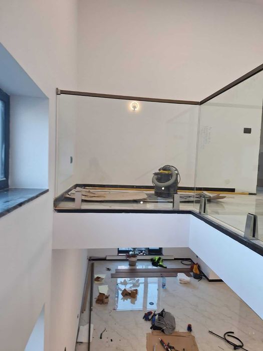 Balustrada de sticla cu profil de aluminiu