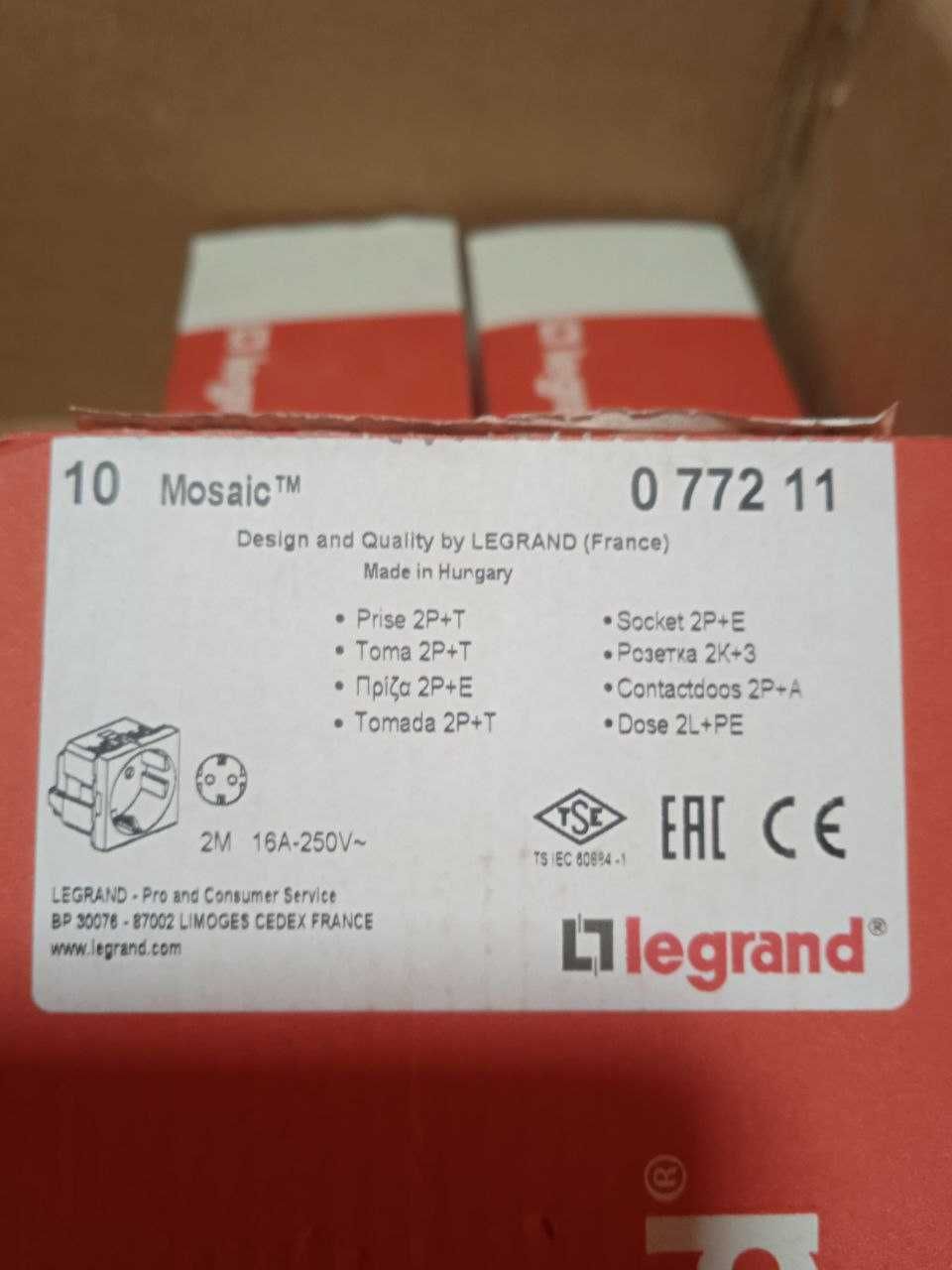 Розетка  Legrand (электрическая)  с заземлением. Артикул 077211