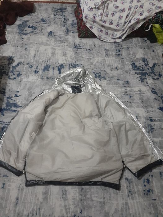 Kurtka yaxshi zor yaxshi issiq tutadi xolati yaxshi yomgir orkaz maydi