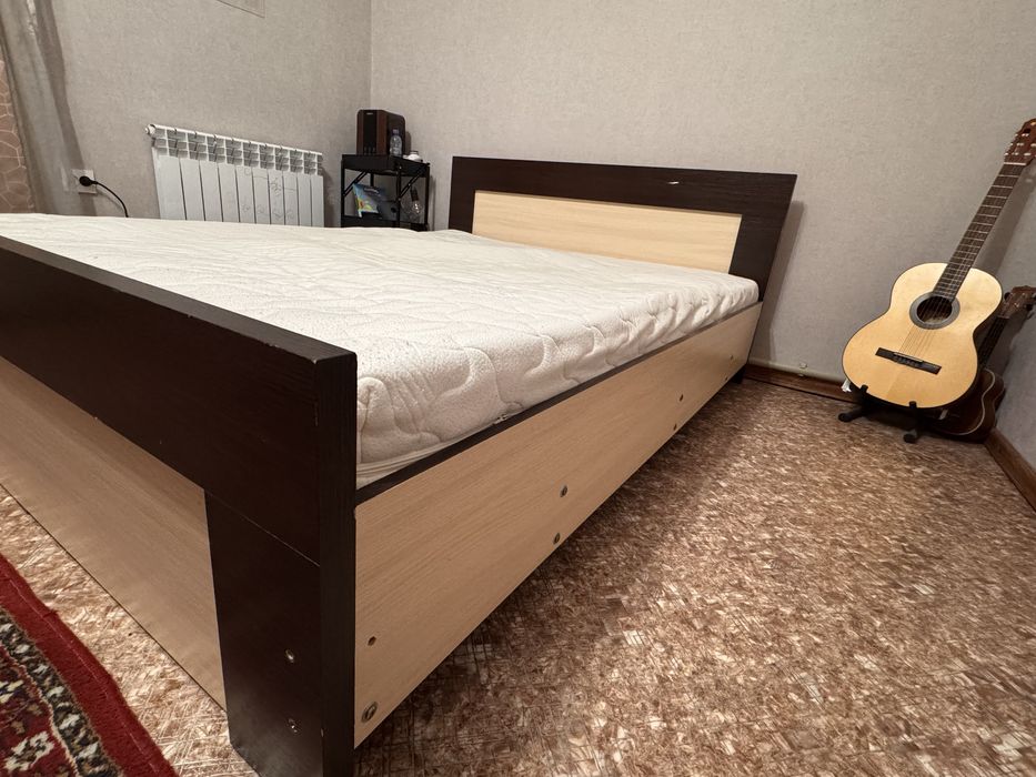 Кровать с матрасом