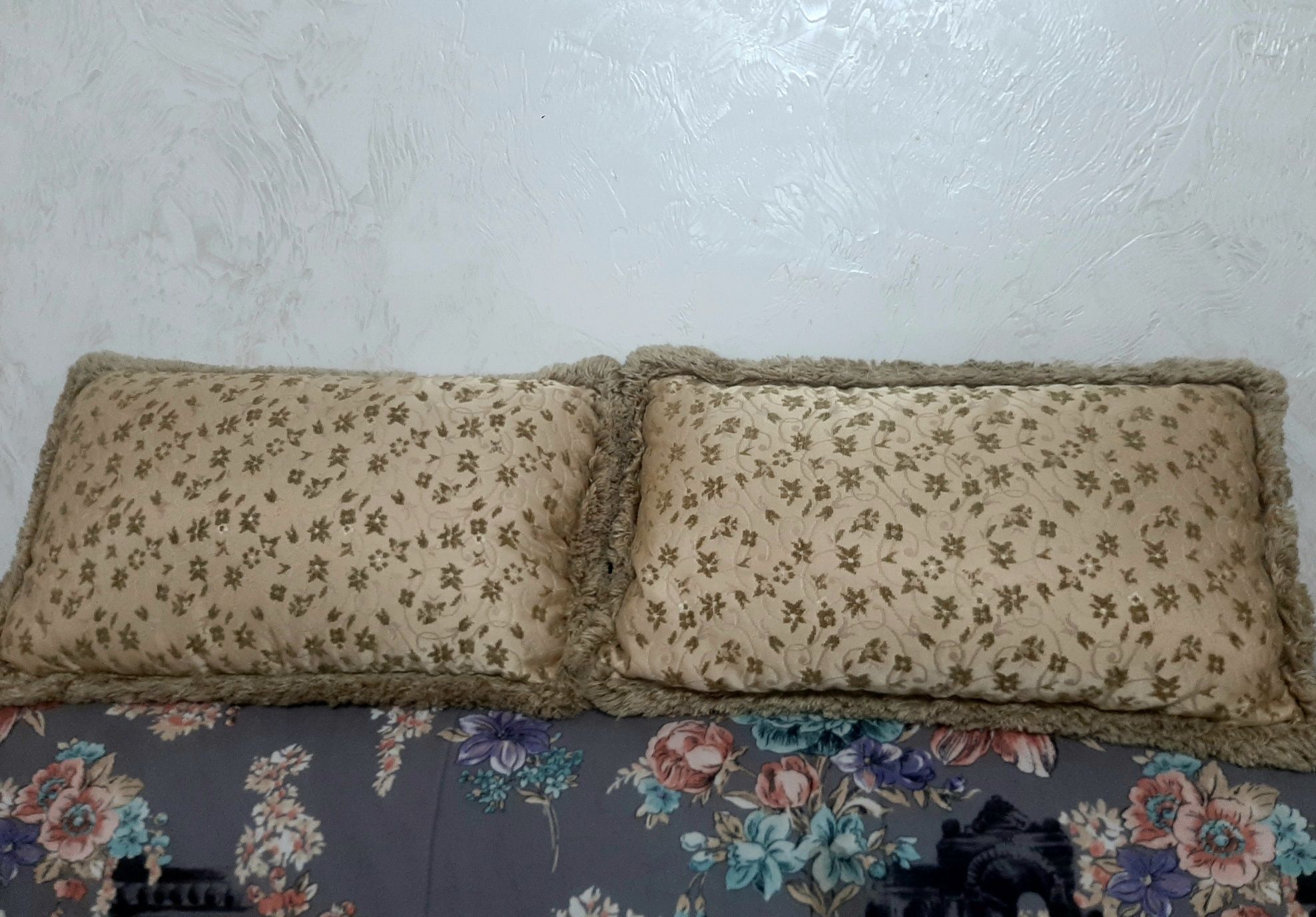 Подушки на диван, кровать большие и декоративные (поменьше)