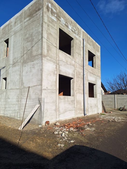 Duplex cu ambele apartamente, semifinisat, la Utvin