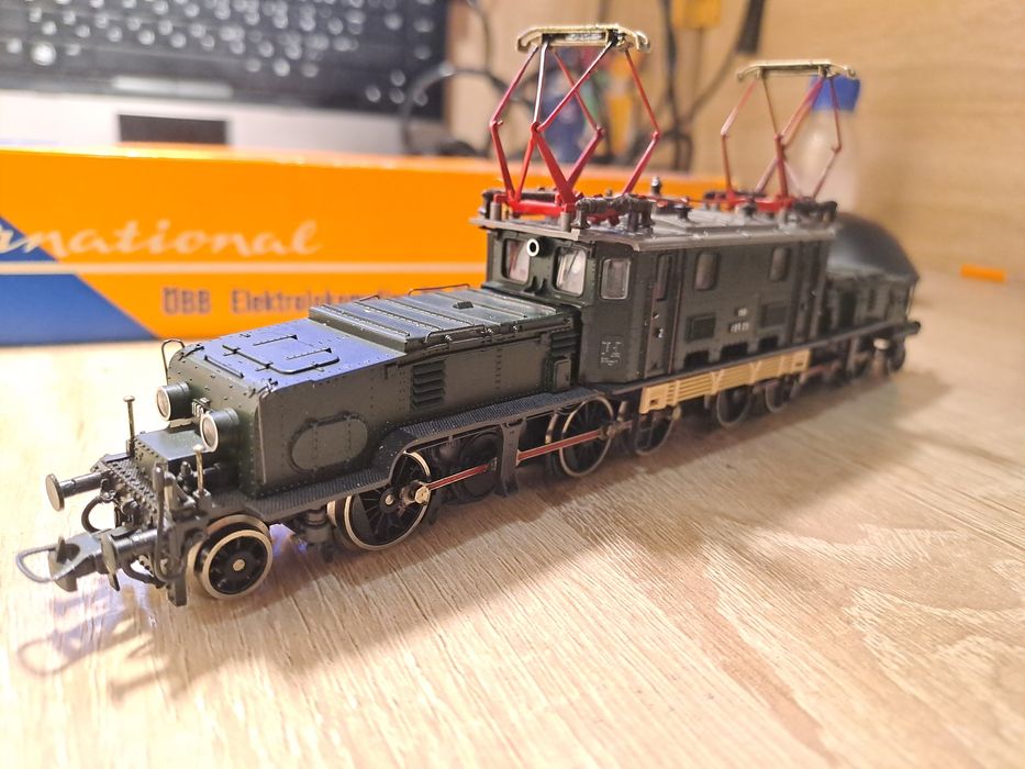 Модель Локомотив электровоз br1189 крокодил  roco