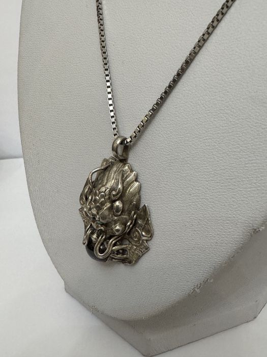 Pandantiv amuleta, dragon. Argint 925 cu lant. Granat si turcoaze