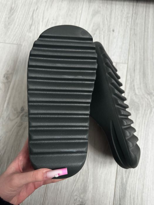 Yeezy slides negri