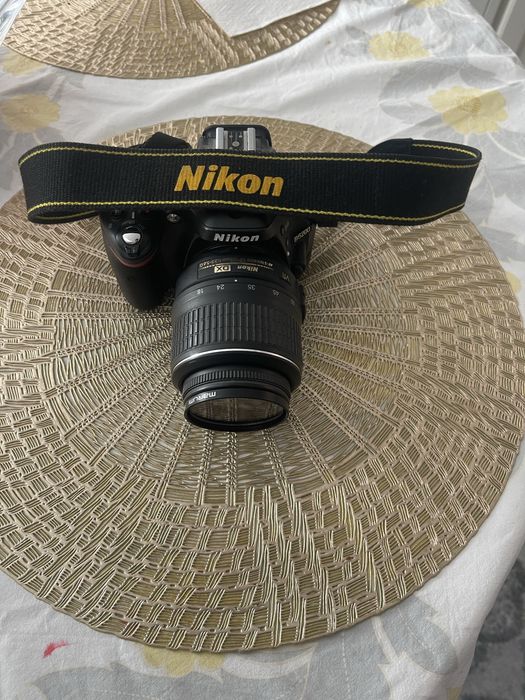 Nikon D5200 + obiectiv Nikon 18–55mm VR — stare foarte bună
