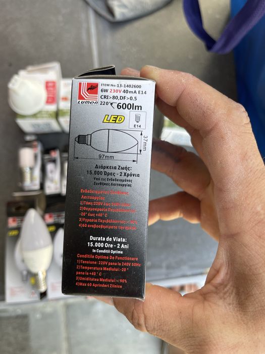 Becuri led diferite modele , candelabru , frigider si spoturi. Noi