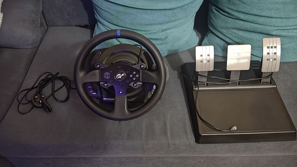 Продавам Thrustmaster T300Rs