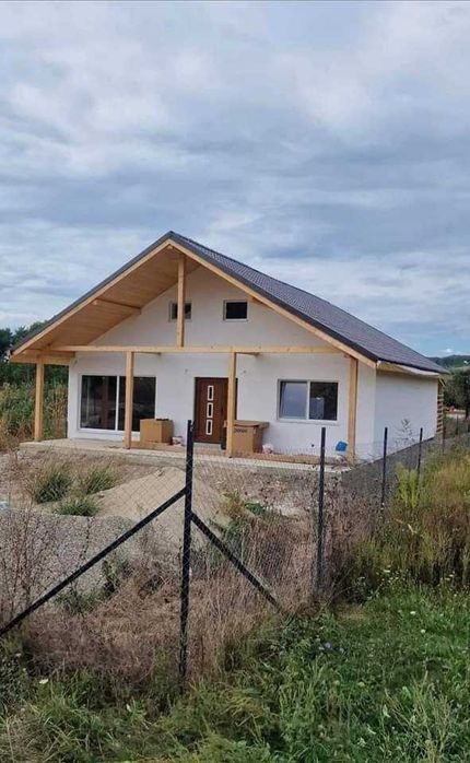 Vand case pe structura metalica