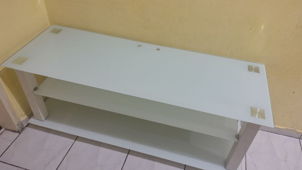 Стъклена бяла гланц маса