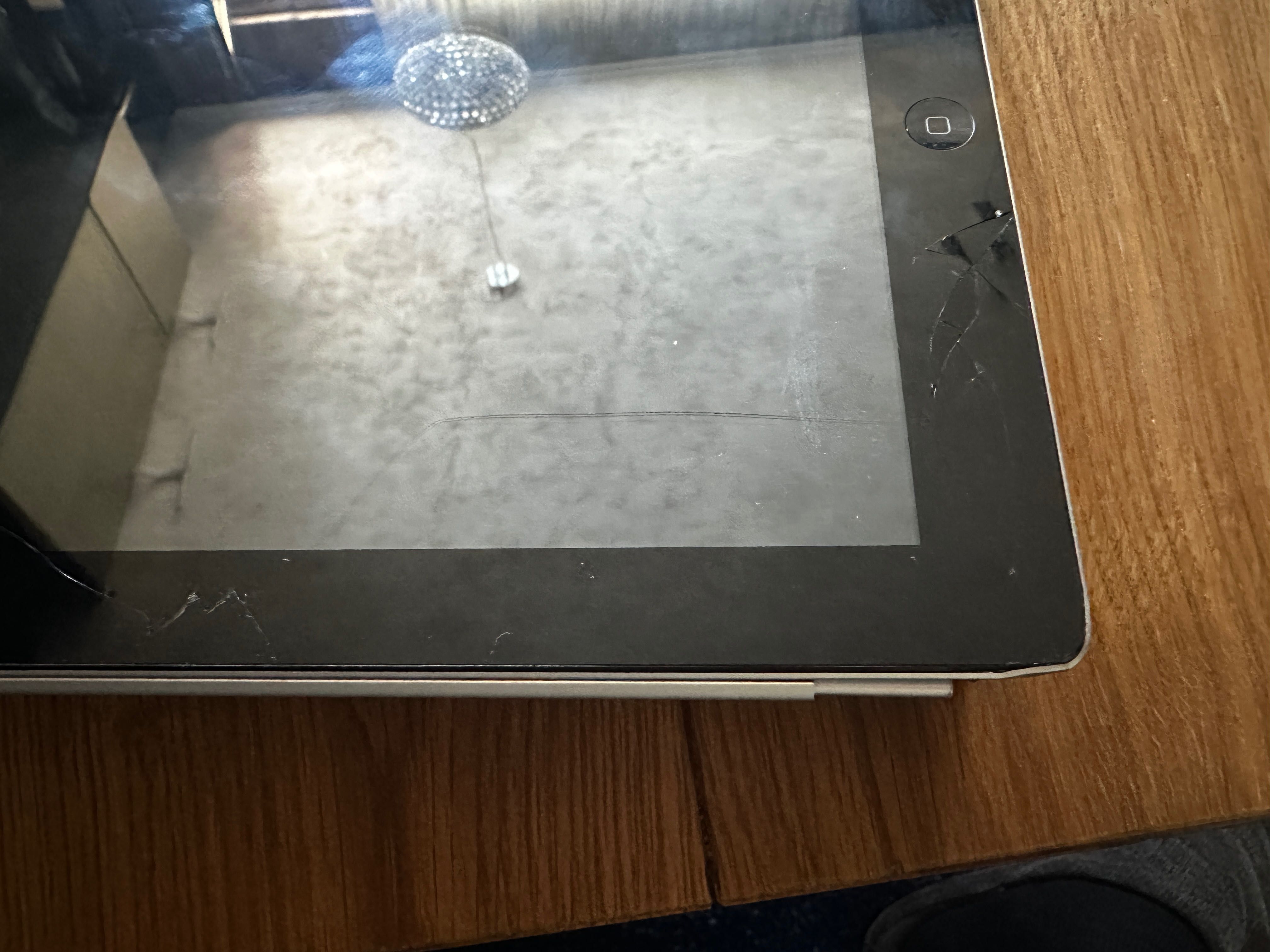 Apple iPad с пукнат но работещ дисплей.