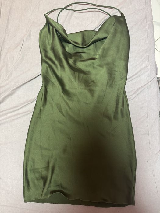 Сатенена зелена рокля