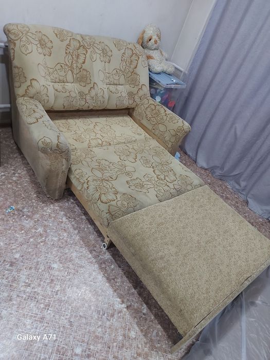 Продам два дивана.