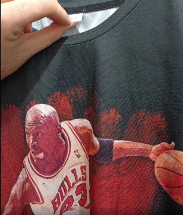 Уникална фенска тениска на Майкъл Джордан с автограф