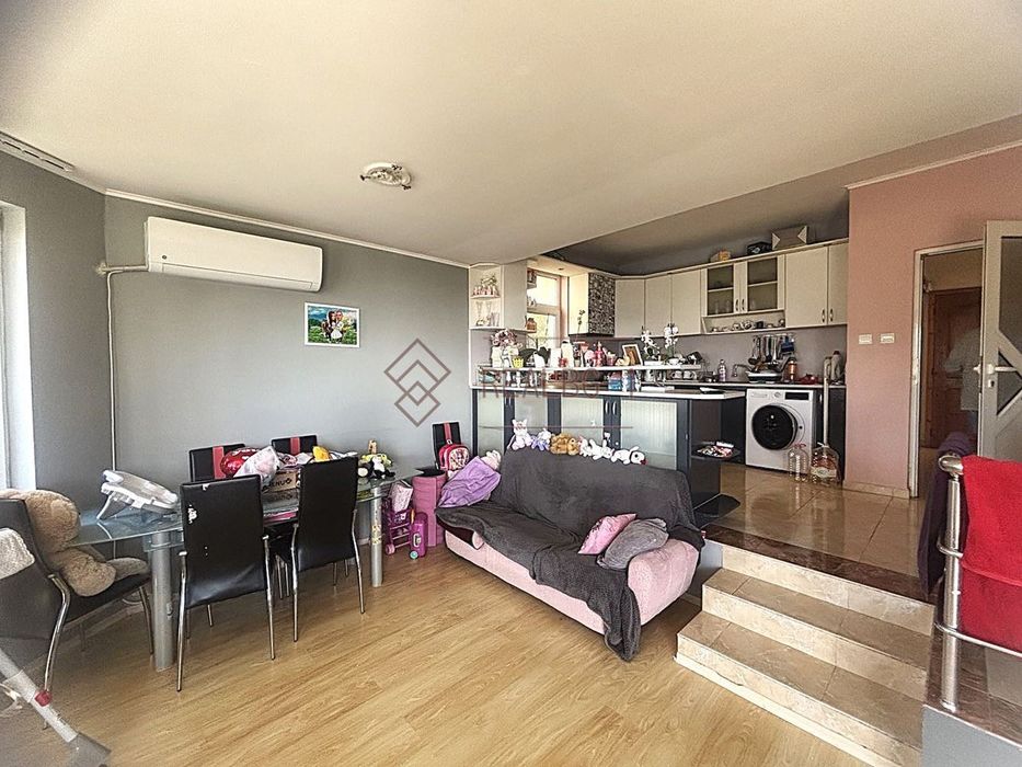 Продава се просторна триетажна къща с морска панорама и поддържана гр