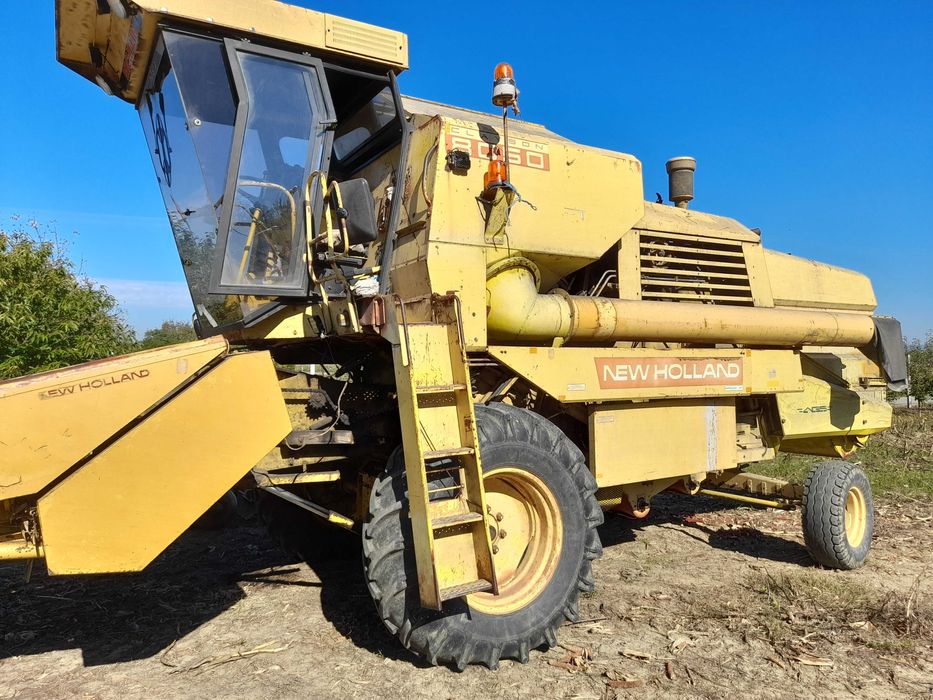 Vând combina New holland 8050 stare f bună de funcționare AC