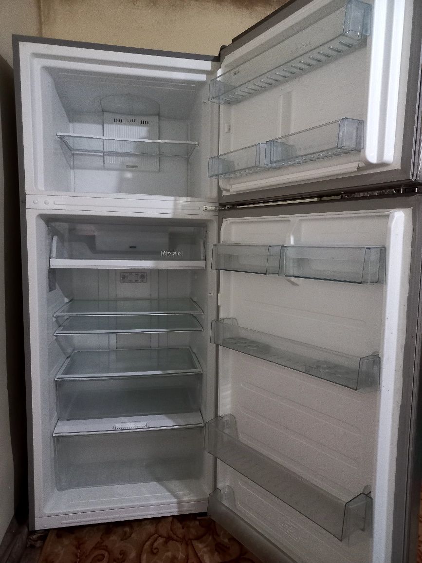 Продам большой холодильник Midea 450 л