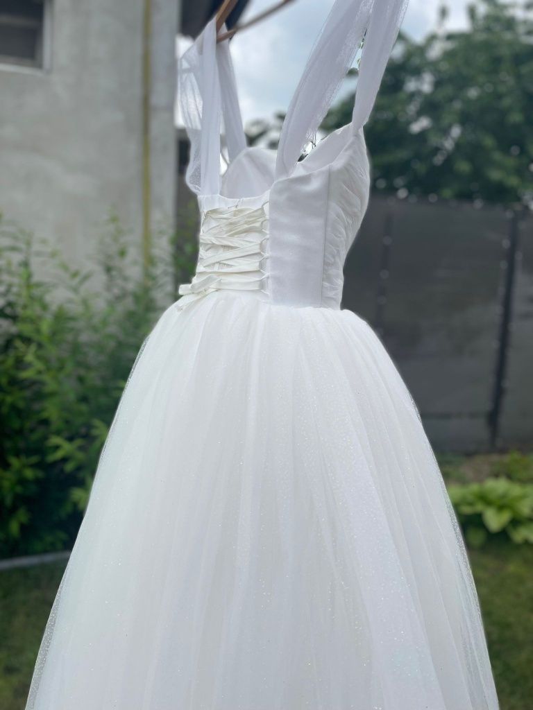 Rochie de mireasa și voal
