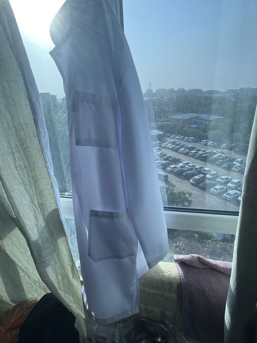 Мед.халат абсолютно чистый, новый!Идельной для студ+ в подарок шапочка