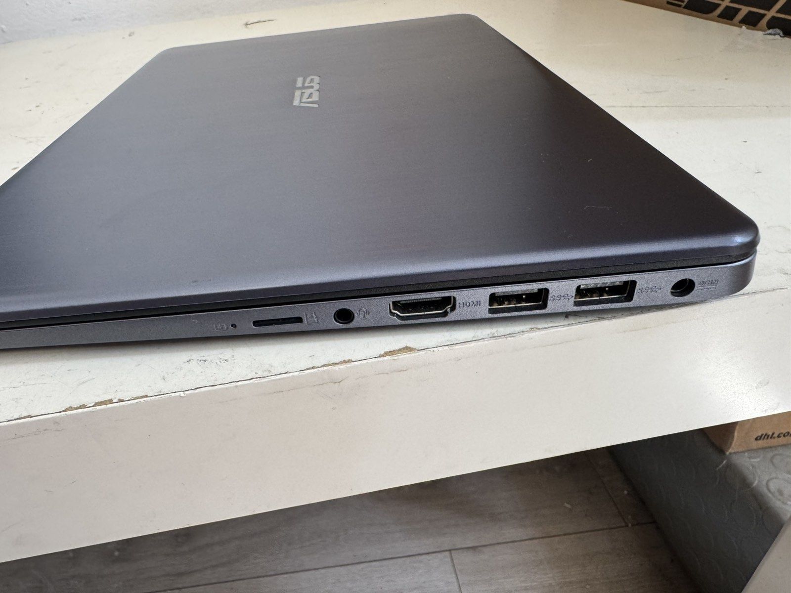 Лаптоп Asus със зарядно