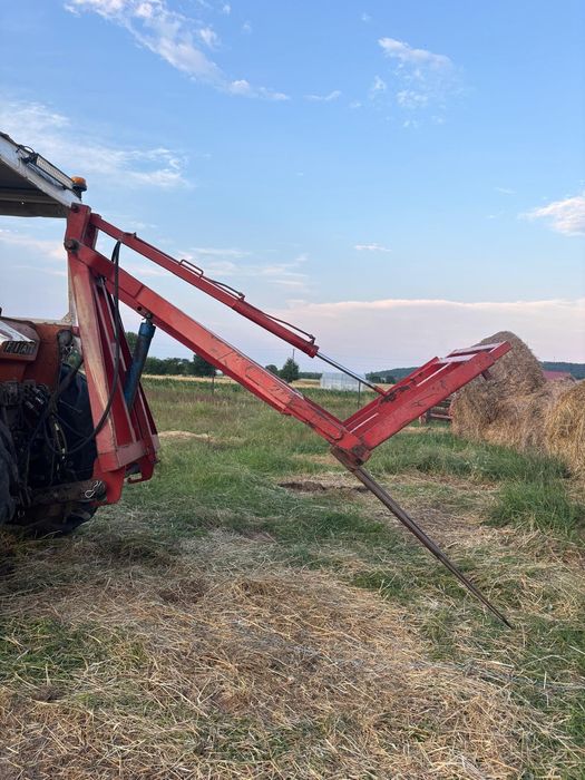 Incarcator pentru baloti in tiranti la tractor