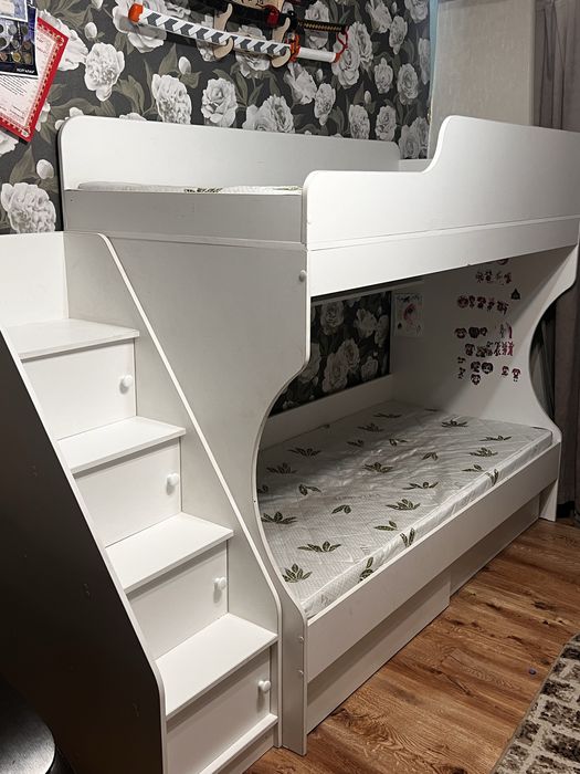 кровать двухъярусная б/у, в хорошем состоянии, с матрасами