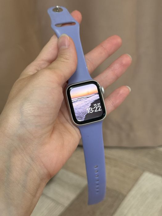 Продам Apple Watch SE