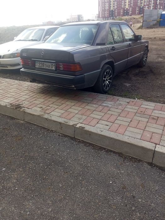 Машина мерседес 190 , 1993года.