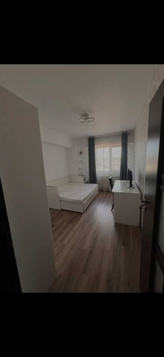 Cameră de închiriat într-un apartament cu 3 camere