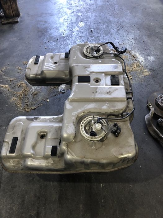 Резервоар с помпа бмв х6 е71 5.0и 408 ( rezervoar bmw x6 e71 5.0i 408