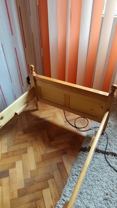 Продавам единично дървено легло