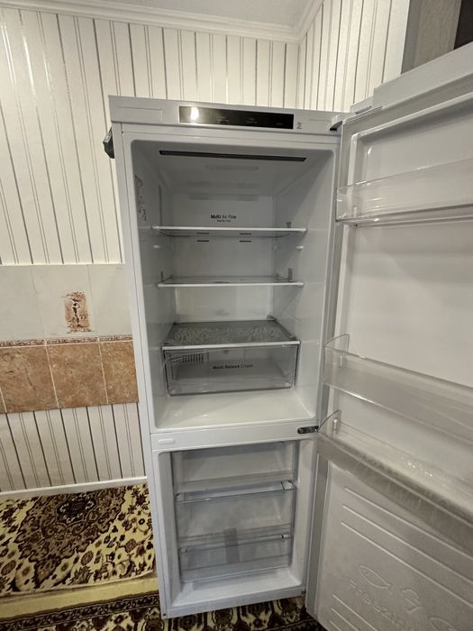 Холодильник новый в целофан , белый , четкии