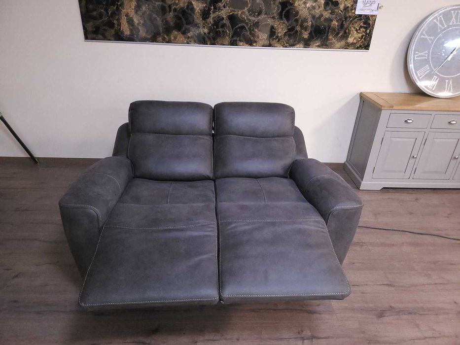 Тъмно сив диван от плат двойка с електрически релаксиращ механизъм